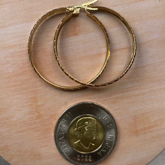 10K gold tri-colour diamond cut hoop earrings. - Picture 3 of 3